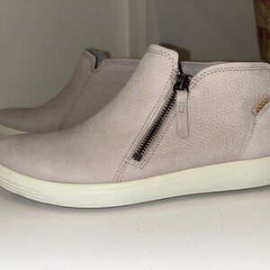 Ecco Soft 7 Low Cut Zip Bootie